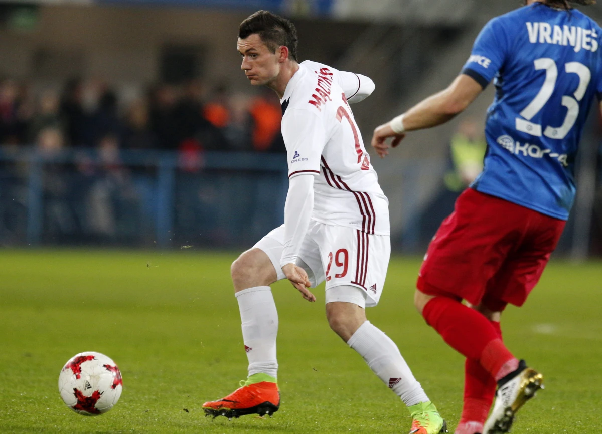 Ilekroć jakiś znany sportowiec (najczęściej dotyczy to piłkarzy) postanawia zmienić klubowe barwy, tylekroć wylewa się na niego ogromna fala nienawiści. Dawniej to uczucie uzewnętrzniało się wyłącznie podczas meczów jego nowej drużyny na stadionie byłej, obecnie dominuje internetowy hejt.