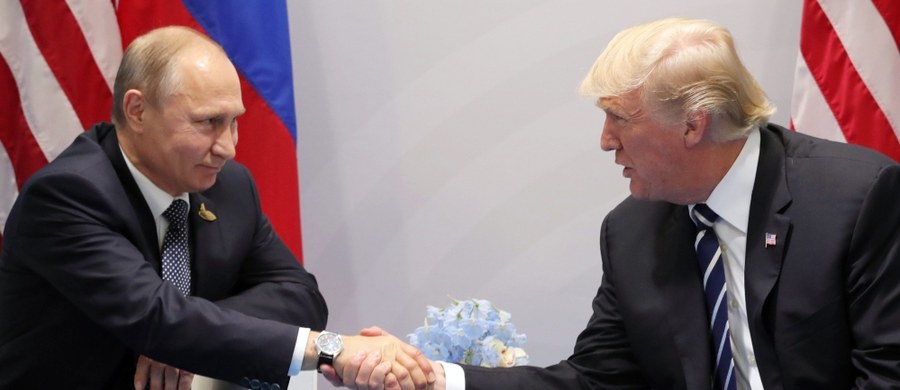 ​Zakończyło się pierwsze spotkanie prezydenta USA Donalda Trumpa i prezydenta Rosji Władimira Putina w Hamburgu, na marginesie szczytu G20. Trump wyraził nadzieję na pozytywny rozwój wydarzeń w relacjach między tymi dwoma krajami. Spotkanie głów obu państw trwało 2,5 godziny. W spotkaniu uczestniczyli też szefowie dyplomacji USA i Rosji, Rex Tillerson i Siergiej Ławrow.