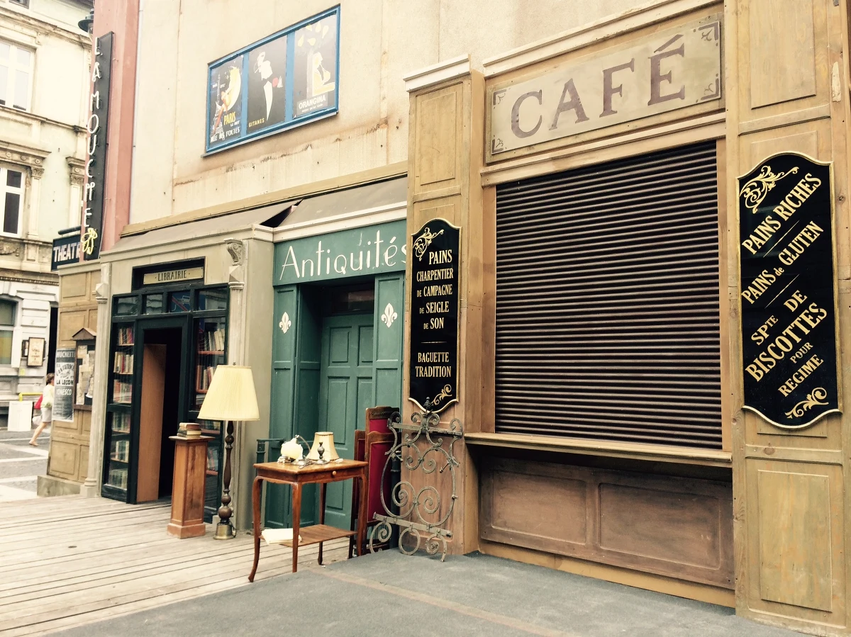 22 mln złotych – to budżet nowego filmu twórcy nagrodzonej Oscarem "Idy" - Pawła Pawlikowskiego. „Zimna wojna” to muzyczna opowieść o miłości dwojga ludzi, którzy z różnych powodów nie mogą ze sobą być, ale też nie mogą żyć bez siebie. Duża część zdjęć powstaje w Łodzi, która na potrzeby filmu zamienia się w Paryż lat 50.