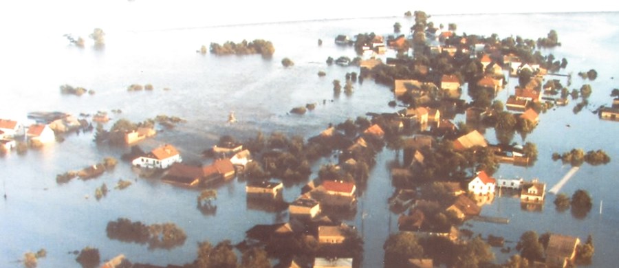​20 lat temu wielka woda zalała Dolny Śląsk. W czasie powodzi tysiąclecia wylały główne rzeki w regionie, wśród nich Odra, Oława, Widawa, Ślęza, Bóbr, Bystrzyca, Kaczawa czy Nysa Kłodzka. Powódź była efektem intensywnych opadów deszczu w Austrii i Czechach, skąd fala powodziowa dotarła na Dolny Śląsk. Pierwsze miejscowości zalane zostały 6 lipca.