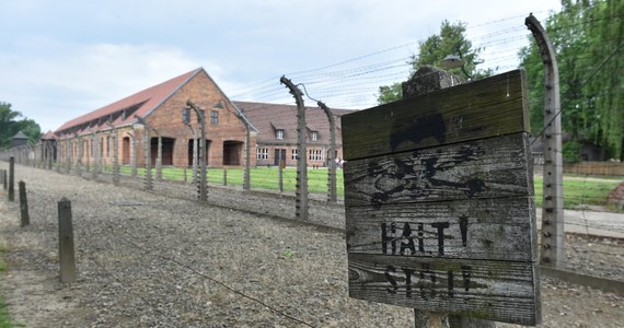 Akt wandalizmu na terenie Muzeum Auschwitz-Birkenau w Oświęcimiu. 17-letni Amerykanin wyrył swoje imię na ścianie jednego z budynków byłego niemieckiego obozu koncentracyjnego. 