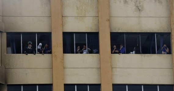 Co najmniej 2 osoby zginęły, a 22 zostały ranne w pożarze, jaki wybuchł w budynku ministerstwa finansów w stolicy Salwadoru - poinformowały władze. Przyczyny pożaru są wciąż ustalane przez policję.