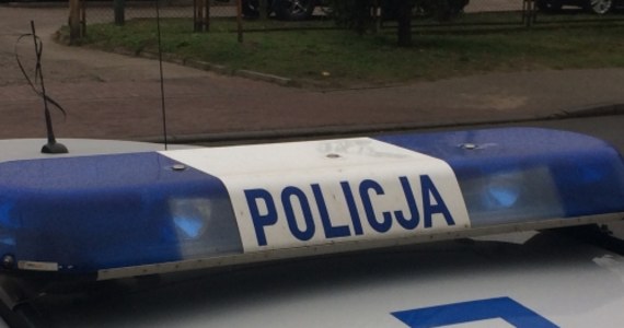 Policjanci z Brzegu na Opolszczyźnie poszukują napastników, którzy pobili trzy osoby. Funkcjonariusze szukają też sprawców, którzy zniszczyli rano kilkanaście samochodów. Niewykluczone, że te sprawy się ze sobą wiążą.