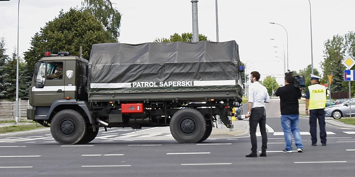 Ok. 10 tys. mieszkańców Białegostoku oraz Zaścianek i Grabówki w gminie Supraśl musiało dziś na kilka godzin opuścić swoje domy. Ewakuacja była konieczna ze względu na wywożenie półtonowej bomby z czasu II wojny światowej. Znaleziono ją przy okazji przebudowy ul. Ciołkowskiego w Białymstoku. Od godz. 14 mieszkańcy mogą wracać do domów. Służby oceniły, że akcja przebiegła bezpiecznie i spokojnie.