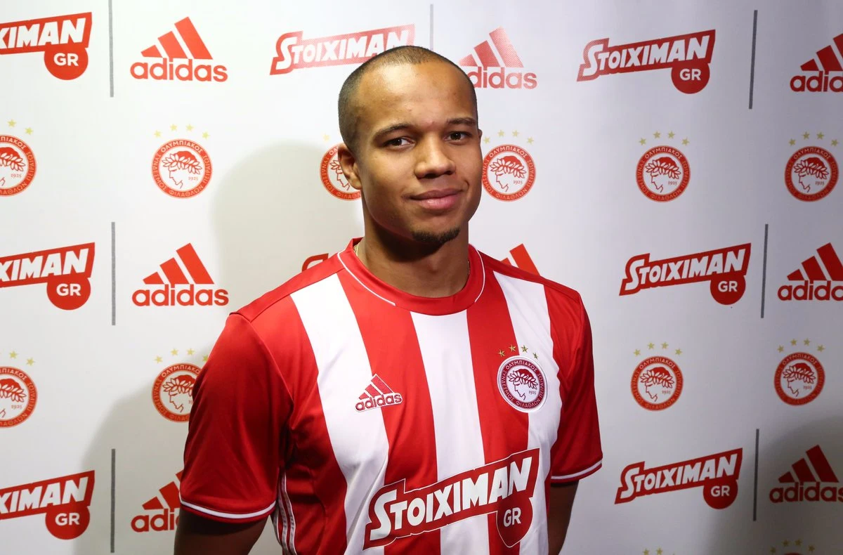 Belg Vadis Odjidja-Ofoe nie jest już piłkarzem Legii Warszawa. Najlepszy zawodnik minionego sezonu Ekstraklasy przeniósł się do greckiego Olympiakosu Pireus. Belg był największą gwiazdą Legii w poprzednim sezonie. Stołeczny klub będzie musiał teraz załatać poważną lukę w składzie.