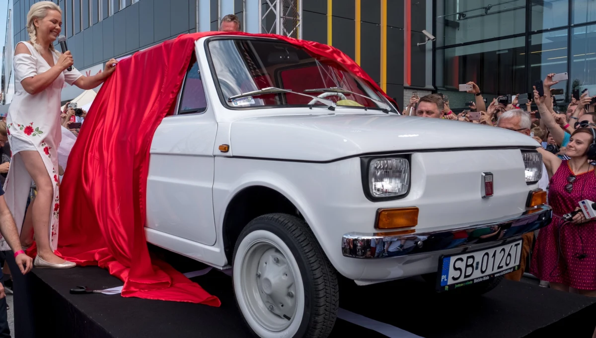 ​Bielszczanie zobaczyli białego Fiata 126p, który jesienią powędruje do Stanów Zjednoczonych jako prezent dla słynnego hollywoodzkiego aktora Toma Hanksa. Pomimo 43 lat, auto wygląda jakby właśnie zjechało z taśmy montażowej bielskiej Fabryki Samochodów Małolitrażowych.