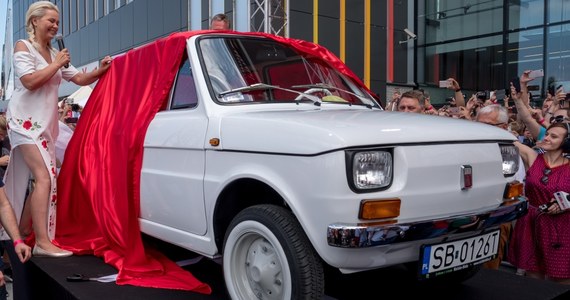 ​Bielszczanie zobaczyli białego Fiata 126p, który jesienią powędruje do Stanów Zjednoczonych jako prezent dla słynnego hollywoodzkiego aktora Toma Hanksa. Pomimo 43 lat, auto wygląda jakby właśnie zjechało z taśmy montażowej bielskiej Fabryki Samochodów Małolitrażowych.