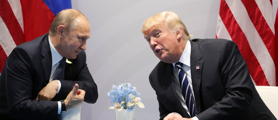 Komentując swoją rozmowę z prezydentem Rosji Władimirem Putinem na szczycie G20 w Hamburgu, prezydent USA Donald Trump napisał na Twitterze, że sankcje nałożone na Rosję pozostaną w mocy, aż uregulowane zostaną konflikty na Ukrainie i w Syrii. Wcześniej amerykański przywódca oświadczył, że czas na konstruktywną współpracę z Rosją.