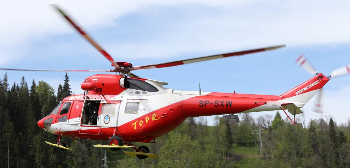 Ratownicy TOPR w niedzielny wieczór polecieli śmigłowcem po turystę, który doznał kontuzji nogi na jednym z najtrudniejszych szlaków turystycznych w Tatrach - na Przełęcz Mięguszowiecką pod Chłopkiem. Mężczyzna ma prawdopodobnie uszkodzony staw skokowy i nie mógł schodzić o własnych siłach.