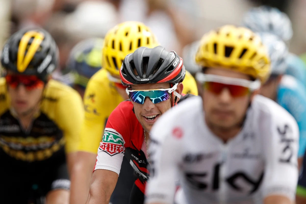 Niedzielny etap Tour de France obfitował w upadki, a jednym z najbardziej poszkodowanych kolarzy był Richie Porte (BMC). Australijczyka, jednego z faworytów imprezy, do wycofania się zmusiły złamane obojczyk i panewka stawu biodrowego.
