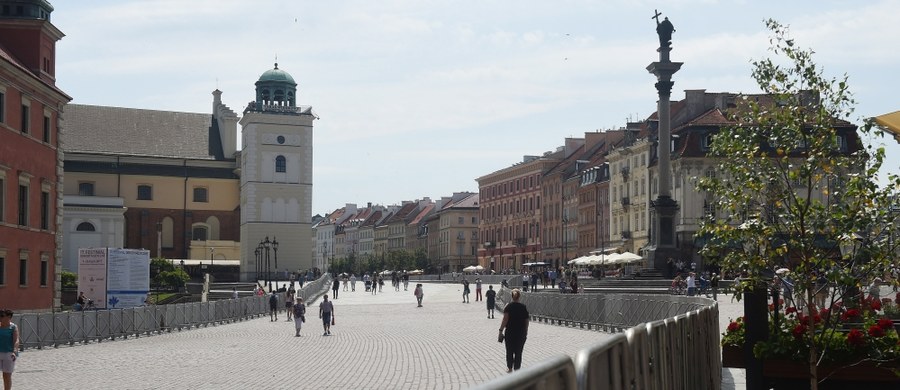 Część rodzin ofiar katastrofy smoleńskiej zaapelowała, by pozwolono im dzisiaj uczcić pamięć ich bliskich podczas 87. miesięcznicy. Wcześniej Stowarzyszenie "Obywatele RP" zapowiedziało, że zrobi wszystko, by zablokować przemarsz uczestników miesięcznicy.