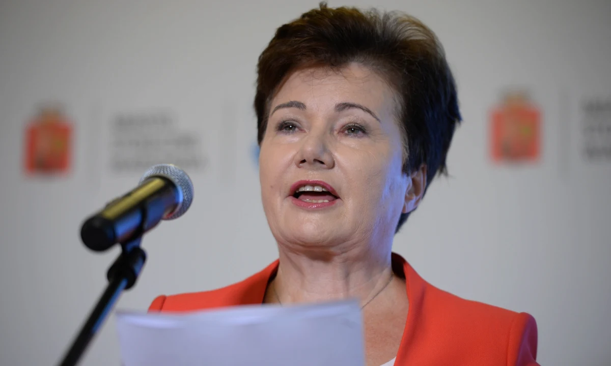 Twarda jest własnością miasta, to nasze starania zatrzymały jej zwrot; dziś komisja weryfikacyjna spija śmietankę - tak prezydent Warszawy Hanna Gronkiewicz-Waltz odniosła się do poniedziałkowych decyzji ws. nieruchomości przy ul. Twardej 8 i 10. Komisja weryfikacyjna ds. reprywatyzacji w stolicy ogłosiła swoje pierwsze decyzje dotyczące nieruchomości przy ul. Twardej 8 i 10. W związku z roszczeniami Macieja M., Rada Miasta przeniosła stamtąd gimnazjum - jeszcze przed przyznaniem mu prawa użytkowania wieczystego.