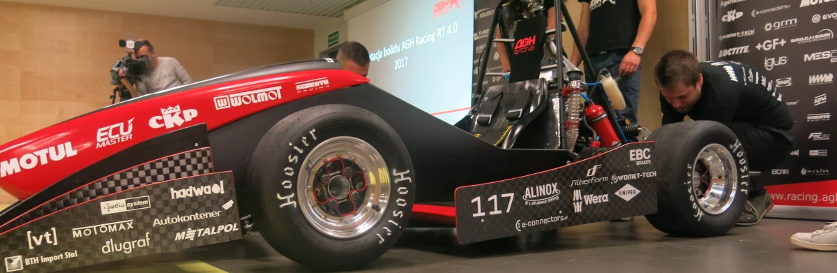 Przyspiesza w zaledwie 4 sekundy do "setki" i osiąga maksymalnie 130 kilometrów na godzinę. To bolid zbudowany przez studentów z grupy AGH Racing. Zaprezentowana dziś w Krakowie maszyna zachwyca rozwiązaniami technicznymi.