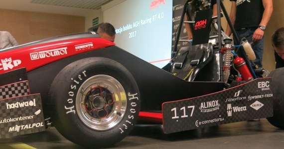 W 4 sekundy do "setki", później nawet 130 km/h... Zespół AGH Racing pokazał swój nowy bolid! - Ciekawostki Przyspiesza w zaledwie 4 sekundy do "setki" i osiąga maksymalnie 130 kilometrów na godzinę. To bolid zbudowany przez studentów z grupy AGH Racing. Zaprezentowana dziś w Krakowie maszyna zachwyca rozwiązaniami technicznymi.
