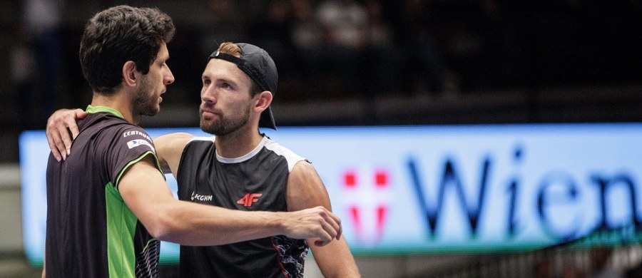 Łukasz Kubot i Brazylijczyk Marcelo Melo awansowali do ćwierćfinału gry podwójnej w wielkoszlemowym Wimbledonie. Rozstawieni z "czwórką" tenisiści pokonali w czwartej rundzie rumuńsko-pakistańsko parę Florin Mergea, Aisam-Ul-Haq Qureshi 6:7 (3-7), 4:6, 6:1, 6:4, 6:2.