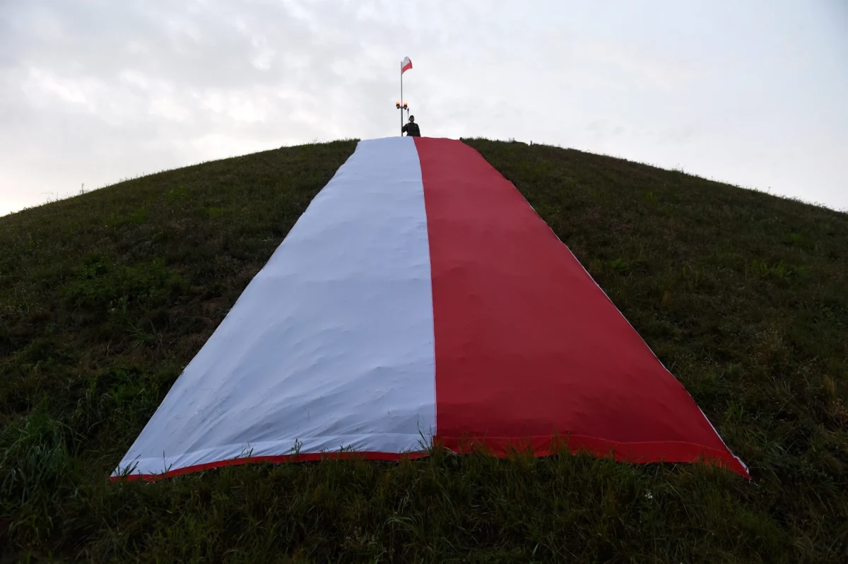 I podniośle, i radośnie świętowano wczoraj na Sowińcu 80. rocznicę zakończenia sypania na tym najwyższym w Krakowie wzgórzu kopca Józefa Piłsudskiego nazywanego też polską Mogiłą Mogił, ponieważ w jego zboczach złożono ponad 4,5 tysiąca ziem z pól bitewnych oraz z miejsc kaźni, gdzie Polacy przelewali krew w walce o niepodległość od insurekcji kościuszkowskiej aż po lata 80. ubiegłego wieku. Z tego powodu ma on symboliczne znaczenie równoważne Grobowi Nieznanego Żołnierza.