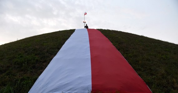 I podniośle, i radośnie świętowano wczoraj na Sowińcu 80. rocznicę zakończenia sypania na tym najwyższym w Krakowie wzgórzu kopca Józefa Piłsudskiego nazywanego też polską Mogiłą Mogił, ponieważ w jego zboczach złożono ponad 4,5 tysiąca ziem z pól bitewnych oraz z miejsc kaźni, gdzie Polacy przelewali krew w walce o niepodległość od insurekcji kościuszkowskiej aż po lata 80. ubiegłego wieku. Z tego powodu ma on symboliczne znaczenie równoważne Grobowi Nieznanego Żołnierza.