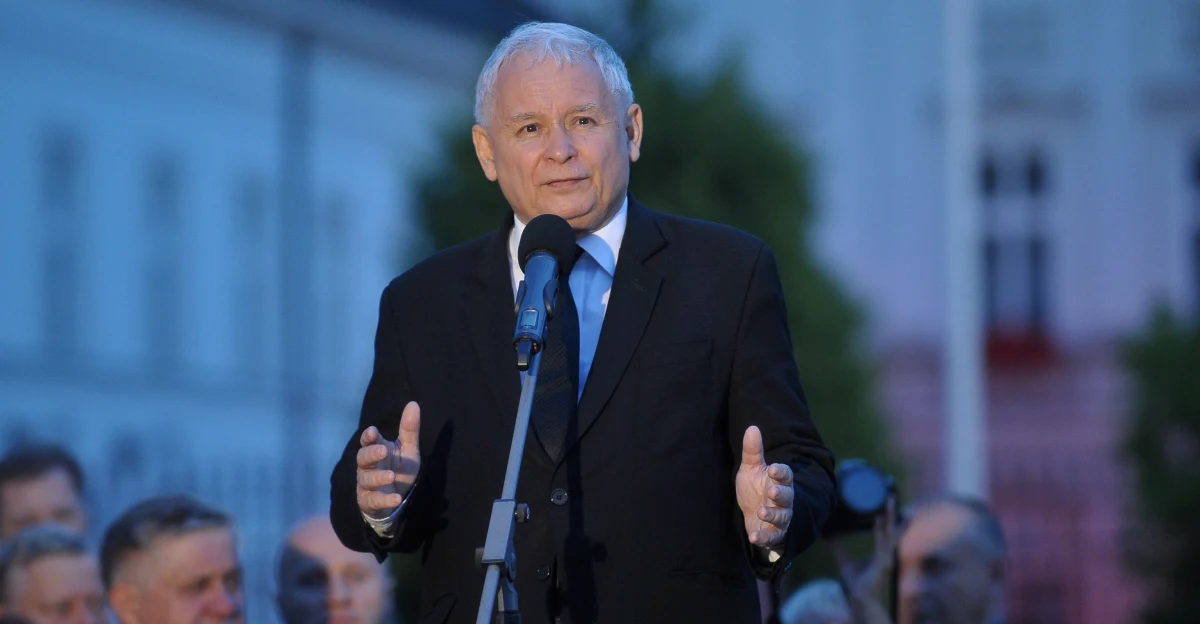 Będziemy kontynuowali swój marsz aż do momentu, kiedy tu, niedaleko stąd staną pomniki - pomnik prezydenta Rzeczpospolitej Polskiej Lecha Kaczyńskiego i pomnik upamiętniający wszystkich, którzy polegli w katastrofie smoleńskiej - powiedział przed Pałacem Prezydenckim prezes PiS Jarosław Kaczyński. Odniósł się też do tych, którzy planowali blokowanie miesięcznicy, ale ostatecznie z tego zrezygnowali. 