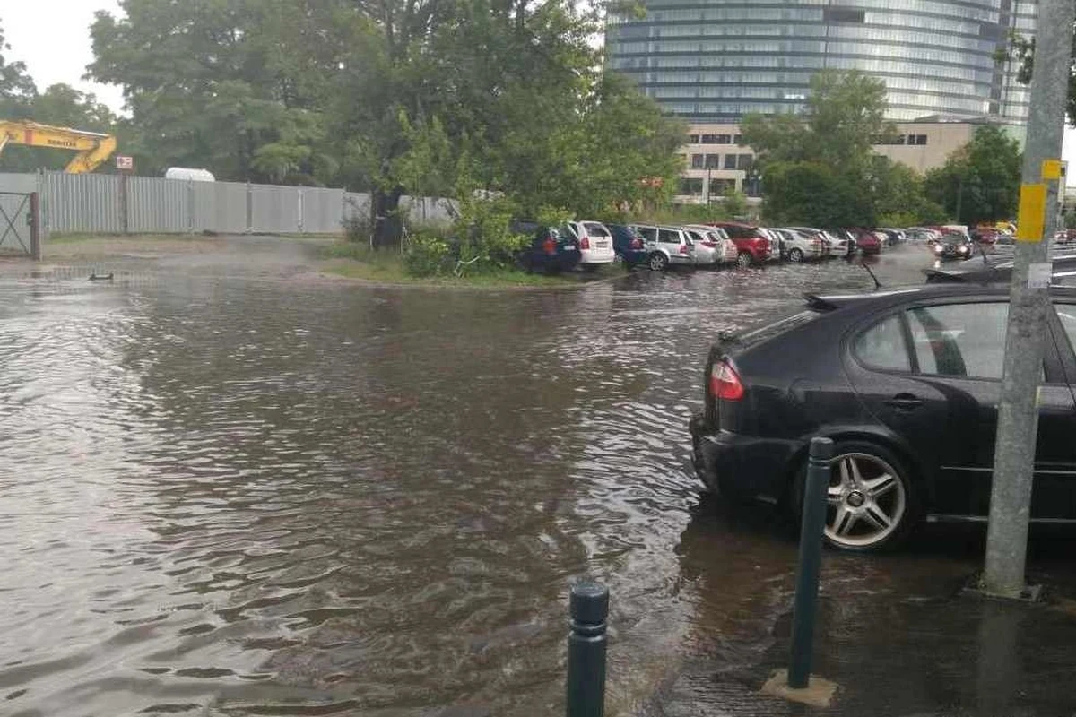 Nad zachodnią i południowo-zachodnią częścią Polski po południu i wieczorem przeszedł front burzowy. Strażacy interweniowali już ponad 500 razy, głównie pompowali wodę z piwnic i usuwali połamane konary.