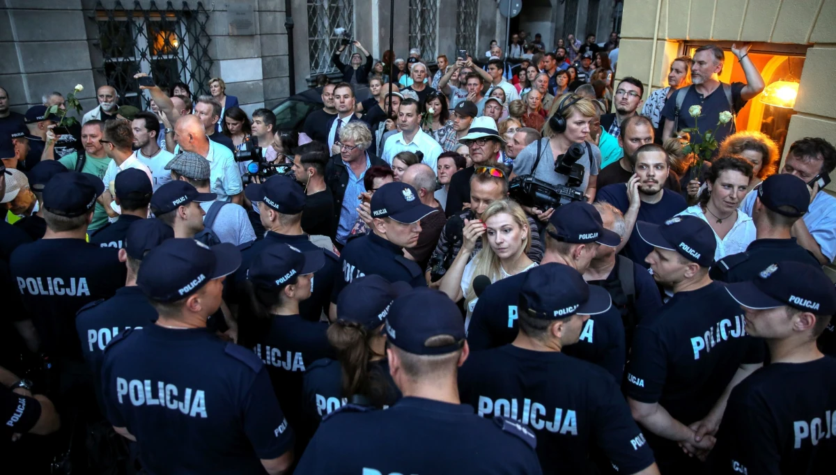 2 tysiące uczestników miesięcznicy smoleńskiej, 2,5 tys kontrmanifestantów - to najnowsze dane dotyczące wczorajszych obchodów miesięcznicy smoleńskiej w Warszawie. Jak dowiedział się reporter RMF FM, policja zatrzymała także dwie osoby.