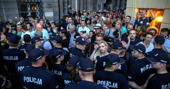 2 tysiące uczestników miesięcznicy smoleńskiej, 2,5 tys kontrmanifestantów - to najnowsze dane dotyczące wczorajszych obchodów miesięcznicy smoleńskiej w Warszawie. Jak dowiedział się reporter RMF FM, policja zatrzymała także dwie osoby.