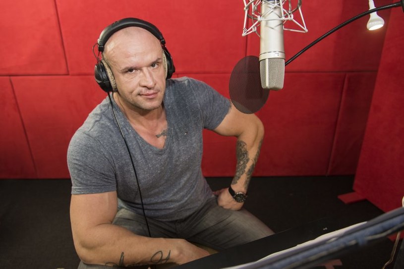Wypełniona gwiazdami obsada animacji "Rock Dog. Pies ma głos!" powiększyła się o najbardziej niespodziewane nazwisko polskiego dubbingu! Czy Tomaszowi Oświecińskiemu, znanemu polskiej publiczności z występu w ostatnich dwóch częściach "Pitbulla" Patryka Vegi, uda się dorównać dokonaniom Jerzego Stuhra w roli słynnego osła? O tym polscy widzowie przekonają się już 14 lipca w kinach w całej Polsce. 