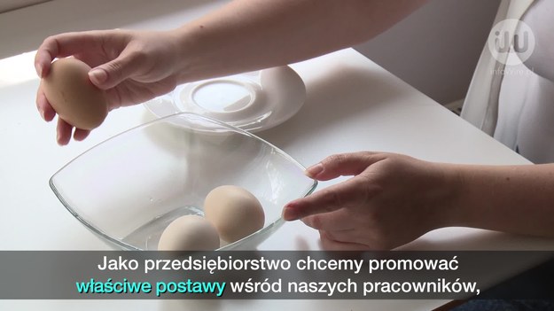 Już prawie 80% Polaków popiera zakaz chowu klatkowego kur – wynika z badań przeprowadzonych na zlecenie Stowarzyszenia Otwarte Klatki. Nasza świadomość jako konsumentów się zwiększa – chcemy jeść produkty zdrowe – a poza tym zależy nam na humanitarnym traktowaniu zwierząt. W ogólnoświatowy trend wpisują się działania firm z branży spożywczej, których coraz więcej rezygnuje ze sprzedaży jaj z chowu klatkowego.