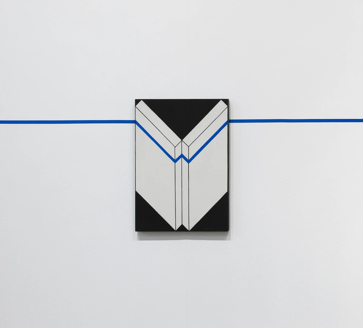 Do połowy października w Stedelijk Museum, jednej z najważniejszych placówek kulturalnych w Amsterdamie, oglądać można wystawę prac Edwarda Krasińskiego. Znakiem rozpoznawczym zmarłego w 2004 roku artysty stała się niebieska taśma klejąca, którą Krasiński umieszczał na swoich pracach na wysokości 1,3 metra.