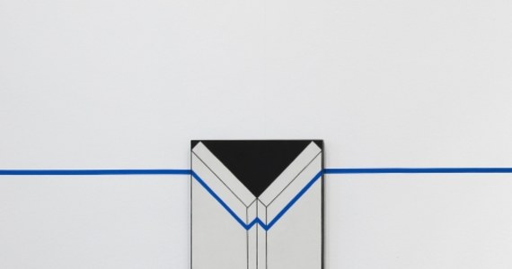 Do połowy października w Stedelijk Museum, jednej z najważniejszych placówek kulturalnych w Amsterdamie, oglądać można wystawę prac Edwarda Krasińskiego. Znakiem rozpoznawczym zmarłego w 2004 roku artysty stała się niebieska taśma klejąca, którą Krasiński umieszczał na swoich pracach na wysokości 1,3 metra.