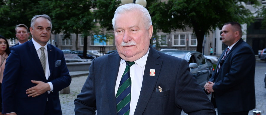 Lech Wałęsa poinformował, że planuje pojawić się na sierpniowej kontrmanifestacji podczas miesięcznicy smoleńskiej. Dodał, że powinno odbyć się kolejna demonstracja "tylko, że już trochę inaczej, tak aby nie wchodzić w konflikt z nimi".