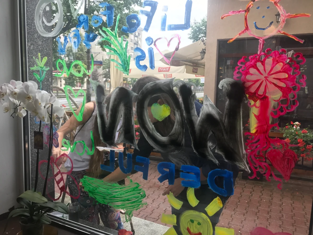 ​Warszawska policja prowadzi postępowanie w sprawie aktu wandalizmu w kawiarni, w której pracują osoby z autyzmem. W ubiegłym tygodniu ktoś czarnym sprayem wymalował na szybie napis "WON". Dziś napis został zamalowany.