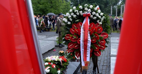 Dobre relacje polsko-ukraińskie mogą być budowane tylko w oparciu o prawdę, również bolesną, o ludobójstwie dokonanym na Wołyniu 74 lata temu - mówił w Warszawie podczas obchodów Dnia Pamięci Ofiar Ludobójstwa p.o. szefa Urzędu ds. Kombatantów i Osób Represjonowanych Jan Józef Kasprzyk. Uroczystości odbyły się przy Skwerze Wołyńskim w Warszawie.