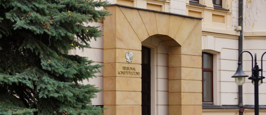 ​Trybunał Konstytucyjny odwołał wyznaczony na czwartek termin rozprawy ws. konstytucyjności wyboru w 2010 roku trzech sędziów TK - Stanisława Rymara, Piotra Tulei i Marka Zubika. Wiceprezes TK Mariusz Muszyński powiedział, że powodem jest wniosek Rzecznika Praw Obywatelskich o wyłączenie go z tej sprawy.