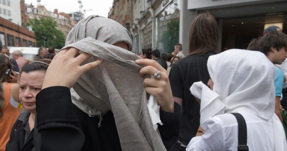 ​Europejski Trybunał Praw Człowieka zatwierdził wprowadzony w Belgii w 2011 r. zakaz noszenia w miejscach publicznych ubioru zakrywającego twarz. Oceniono, że nie łamie on Europejskiej Konwencji Praw Człowieka.