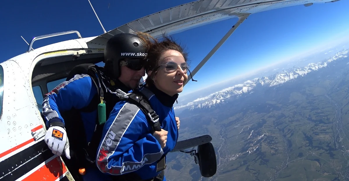 ​Niezapomniana wakacyjna przygoda, a może oryginalne zaręczyny, ewentualnie prezent na 18. lub 88. urodziny? Każdy, naprawdę każdy może zrealizować swoje marzenie o lataniu. Wystarczy odrobina odwagi, kilkadziesiąt minut szkolenia i kilkaset złotych. "Nie trzeba być specjalistą, my zapewnimy atrakcję i weźmiemy na swoje barki bezpieczeństwo swoje i pasażera" - mówi Piotr Dziergas ze Szkoły Spadochronowej "Skoczek" w Nowym Targu. W kolejnej odsłonie cyklu Twoje Sportowe Wakacje w RMF FM przyglądamy się skokom ze spadochronem. 