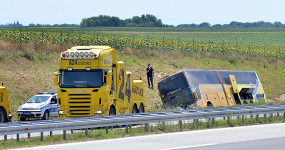 Mężczyzna kierujący polskim autokarem, który we wtorek uległ wypadkowi w północnej Serbii, został zatrzymany na 48 godzin - poinformowała serbska telewizja RTS.