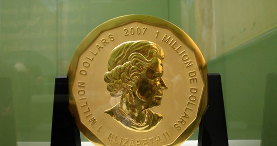 Niemiecka policja zatrzymała dwie osoby podejrzane o kradzież ważącej 100 kg złotej monety z muzeum Bode w Berlinie. Jej wartość nominalna wynosi 1 mln dolarów kanadyjskich (675 tys. euro), a wartość zużytego złota szacowana jest na 3,7 mln euro.