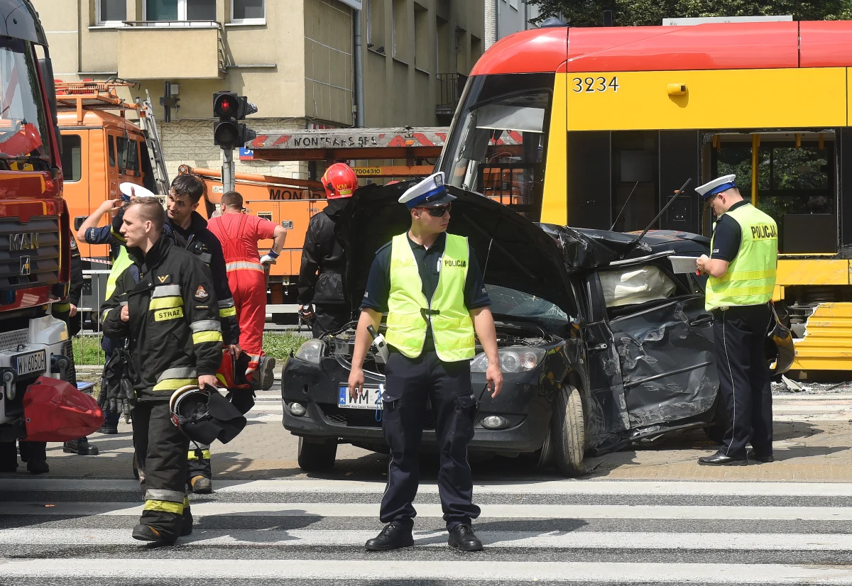 Na duże utrudnia w ruchu muszą przygotować się kierowcy na warszawskiej Ochocie. Doszło tam do zderzenia trzech samochodów z tramwajem. Ranne zostały trzy osoby, m.in. pasażerka tramwaju; przewieziono je do szpitali - poinformowała policja.