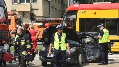 Zderzenie tramwaju z trzema autami w Warszawie. Są poszkodowani