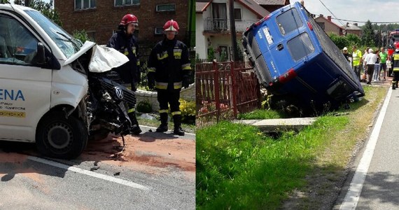 Wypadek trzech samochodów na drodze w Kosmolowie, koło Olkusza w Małopolsce. Dwie osoby są ranne. Informację i zdjęcia dostaliśmy na Gorącą Linię RMF FM.