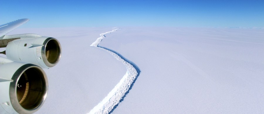 ​Olbrzymi blok lodu oderwał się od jednego z największych lodowców szelfowych Antarktydy. Fragment Larsena C ma ponad 200 metrów grubości i powierzchnię prawie 6 tys. kilometrów kwadratowych.