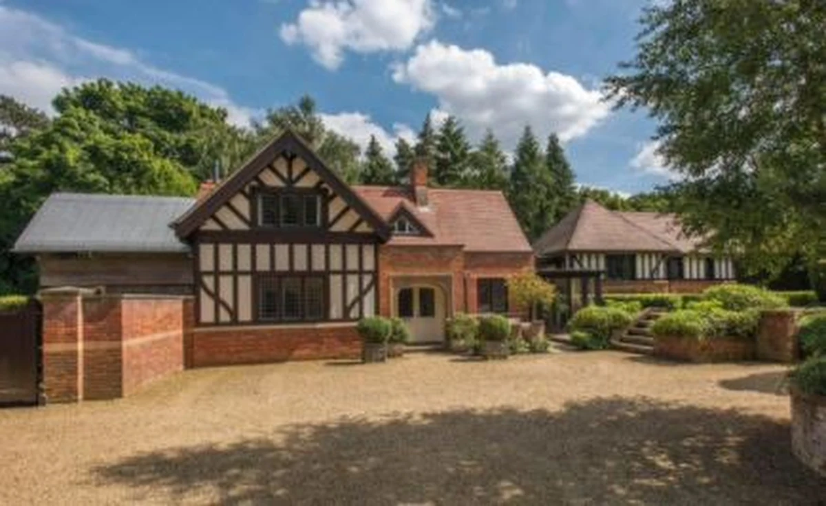 Wystarczy półtora miliona funtów, by zostać sąsiadem brytyjskiej królowej Elżbiety II. Na rynku nieruchomości w Wielkiej Brytanii pojawiła się stacja kolejowa, która niegdyś obsługiwała królewską posiadłość Sandringham w hrabstwie Norfolk. 