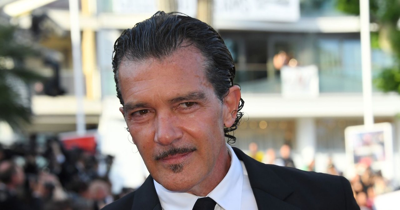 Antonio Banderas uważa, że "selfie to najsmutniejszy wynalazek współczesności". W rozmowie z włoską agencją Ansa aktor, zaproszony na festiwal filmowy na wyspę Ischia, wyznał, że po niedawnym zawale "narodził się na nowo".