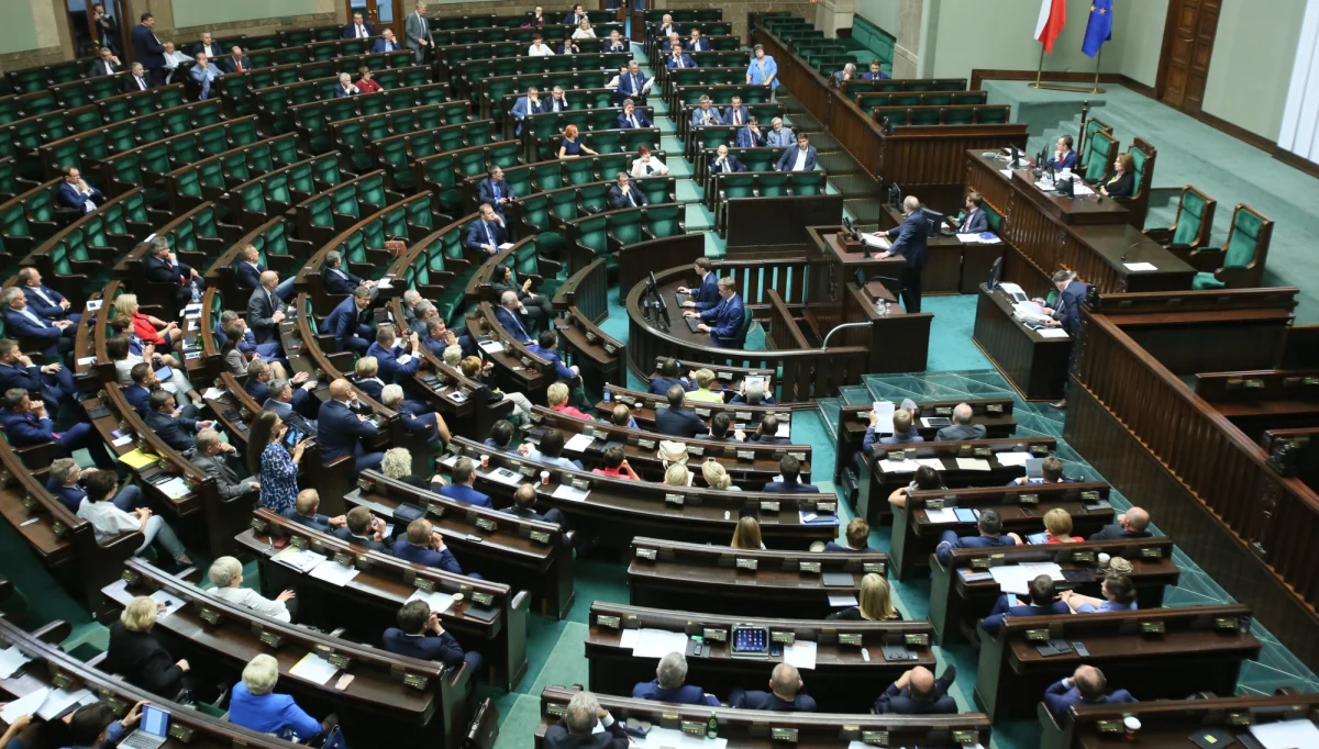 Ustawa o Funduszu Dróg Samorządowych ma być przyjęta na najbliższym posiedzeniu Sejmu, czyli w przyszłym tygodniu. W tej chwili trwa posiedzenie komisji infrastruktury i samorządu terytorialnego oraz polityki regionalnej. Plany są takie, by opłata drogowa zaczęła obowiązywać od początku września. Projekt posłów Prawa i Sprawiedliwości zakłada podwyżkę o 25 groszy za litr paliwa. Pieniądze miałyby być przeznaczone na budowę i remont dróg lokalnych. Jak pisaliśmy jednak, projekt jest tak napisany, że de facto daje rządowi wolną rękę w dysponowaniu tymi środkami.