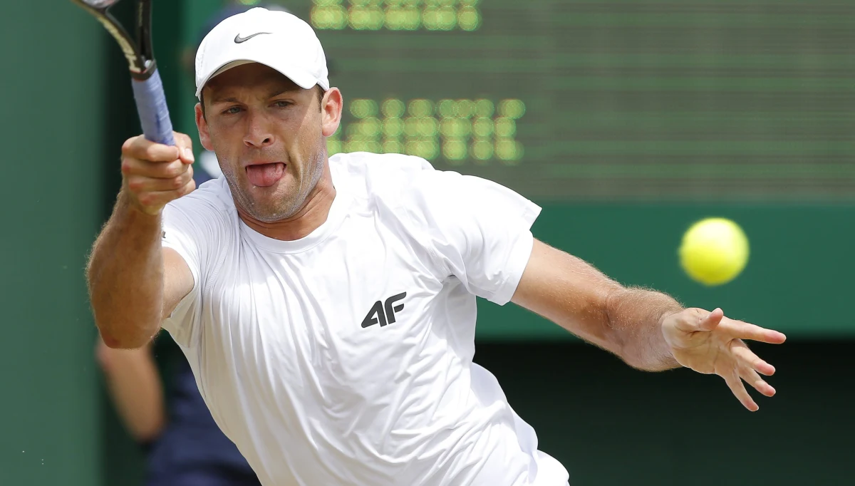 Łukasz Kubot i brazylijski tenisista Marcelo Melo wygrali z brytyjskimi braćmi Kenem i Nealem Skupskimi 7:6 (13-11), 6:4, 6:4 w ćwierćfinale gry podwójnej w wielkoszlemowym Wimbledonie i awansowali do półfinału. Mecz trwał 2 godziny i 11 minut.