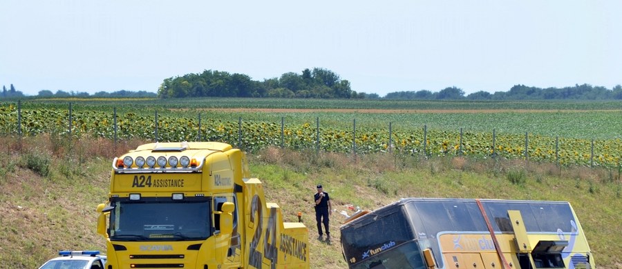 ​Poobijany, ale cały i szczęśliwy, że jesteśmy już w kraju - przyznaje w rozmowie z reporterem RMF FM jeden z pasażerów autobusu, który wczoraj w Serbii zjechał z autostrady do rowu. Do kraju wróciło dziś 25 turystów. Kolejna grupa obywateli jest w drodze do kraju. W szpitalach pod opieką lekarzy pozostają trzy osoby.