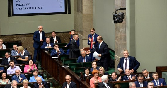 Sejm uchwalił nowelę ustawy o Krajowej Radzie Sądownictwa, która przewiduje m.in. wygaszenie kadencji 15 członków Rady będących sędziami. Ich następców wybrałby Sejm - dziś wybierają ich środowiska sędziowskie. Opozycja odmówiła udziału w głosowaniu. Sejm uchwalił też zmiany w ustroju sądów powszechnych. Zmienił m.in. zasady powoływania i odwoływania prezesów sądów przez ministra sprawiedliwości.