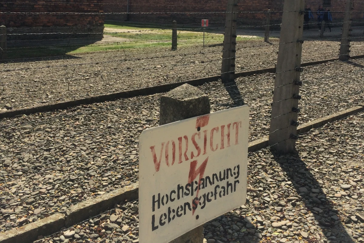 ​Polskiej ambasadzie w Belgii udało się przeprowadzić skuteczną interwencję, by dziennik "Le Soir" zmienił fałszywe określenie "polski obóz" odnoszące się do Auschwitz Birkenau na "nazistowski obóz".