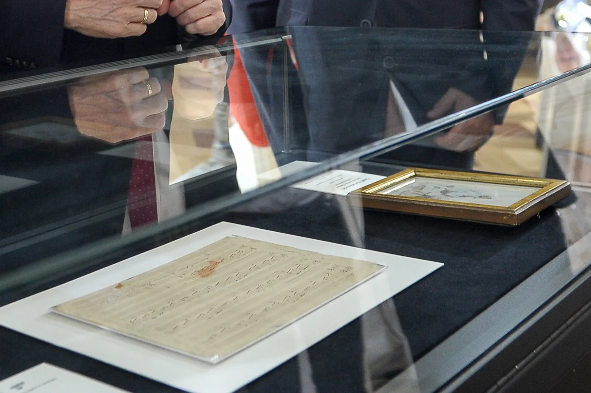 ​Autentyczne dokumenty historyczne mają istotny walor symboliczny. W źródłach takich jak ten rękopis zaklęte są emocje - mówił minister kultury Piotr Gliński podczas przekazania Muzeum Fryderyka Chopina w Warszawie rękopisu chopinowskiej pieśni "Wiosna."