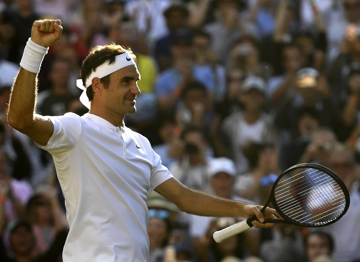 Szwajcarski tenisista Roger Federer awansował do półfinału wielkoszlemowego turnieju na trawiastych kortach w Wimbledonie po zwycięstwie nad Kanadyjczykiem Milosem Raonicem 6:4, 6:2, 7:6 (7-4). Swojego meczu z powodu kontuzji nie dokończył Serb Novak Djokovic.